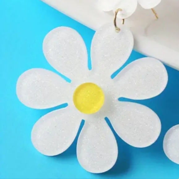 RETRO 60S VIBE GOGO WHITE ACRYLIC  DAISY EARRINGS NWOT - Picture 2 of 4